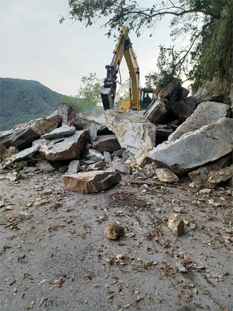 旅遊民眾「狂問何時通車」？他曝太魯閣現場「宛如戰場」：搶通你敢走？