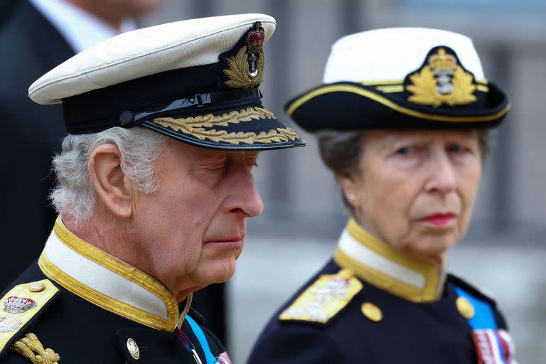 Carlos III junto a su hermana, la princesa Ana