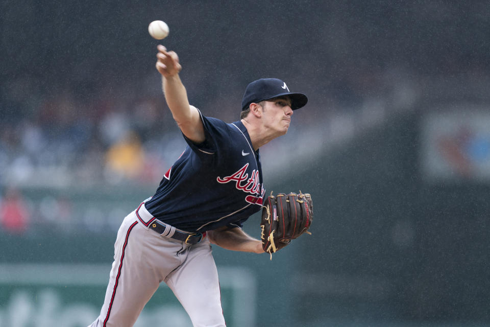 Atlanta Braves starting pitcher Allan Winans delivers in the rain during the third inning of a baseball game against the Washington Nationals, Sunday, Sept. 24, 2023, in Washington. (AP Photo/Stephanie Scarbrough)