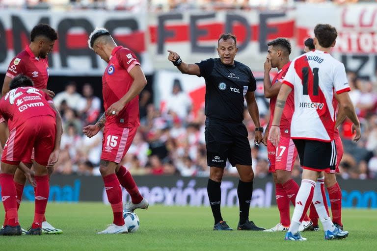 El juez Darío Herrera en medio de las tensiones de River vs. Argentinos Juniors, en la primera fecha de la Copa de la Liga