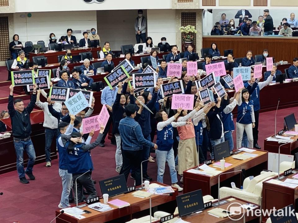 民進黨團杯葛台北市長蔣萬安施政報告，國民黨團也湧上高舉看板回嗆「快開會、別作秀」。   圖：周煊惠 / 攝