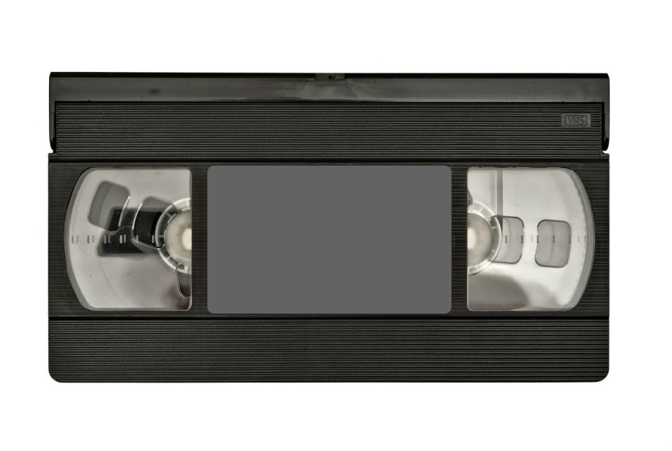 <p>El VHS, siglas en inglés de Video Home System (Sistema de Vídeo Casero), apareció en 1976 y rápidamente se convirtió en el sistema de grabación y reproducción de vídeo más utilizado y popular. Sin embargo, poco a poco fue sustituyéndose por el DVD y en Japón se dejó de fabricar en el año 2016. (Foto: <a rel="nofollow noopener" href="http://pixabay.com/es/vhs-cinta-frente-antigua-1322179/" target="_blank" data-ylk="slk:Pixabay;elm:context_link;itc:0;sec:content-canvas" class="link ">Pixabay</a> / Joshua_Wilson). </p>