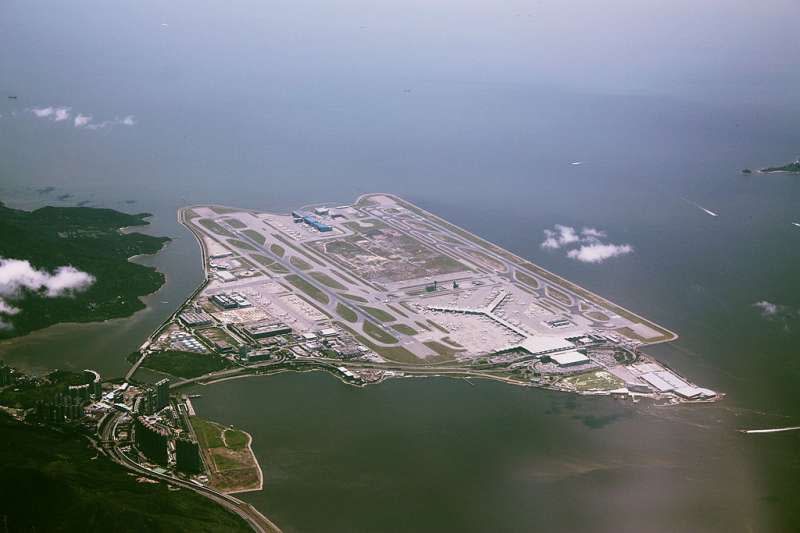 香港赤鱲角國際機場鳥瞰圖。（ Wylkie Chan @ Wikipedia/ CC BY-SA 3.0）