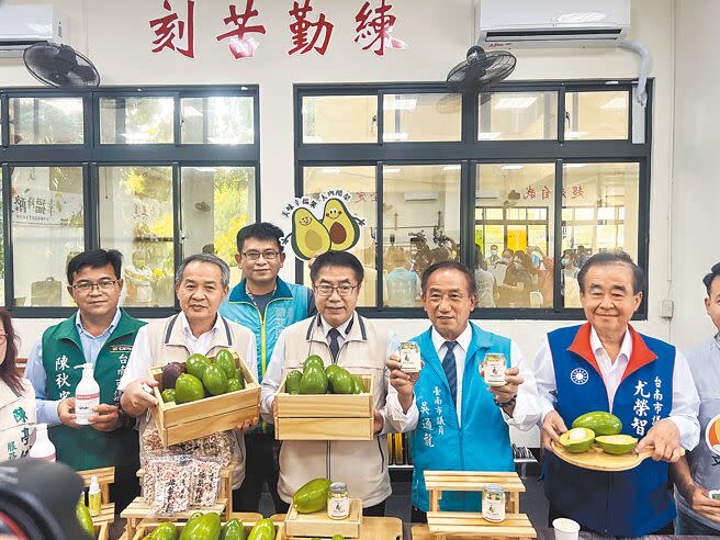 台南市大內區是全台酪梨種植面積及產量最大的地區，目前進入盛產期，市長黃偉哲（右三）歡迎大家到產地採購。（洪榮志攝）