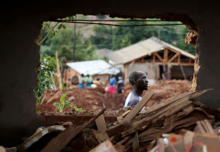 Relatives search for their loved ones in debris and rubble caused by Cyclone Idai in Chimanimani, Zimbabwe, March 23, 2019. REUTERS/Philimon Bulawayo