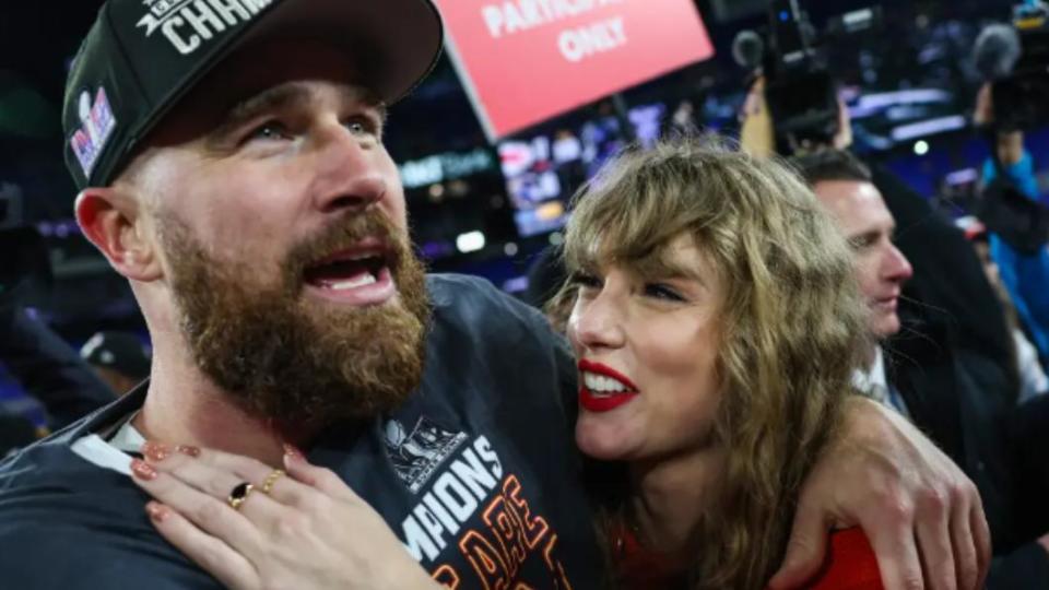 泰勒絲（Taylor Swift）正與球星男友凱爾斯（Travis Kelce）熱戀。（圖／翻攝自《紐約郵報》）