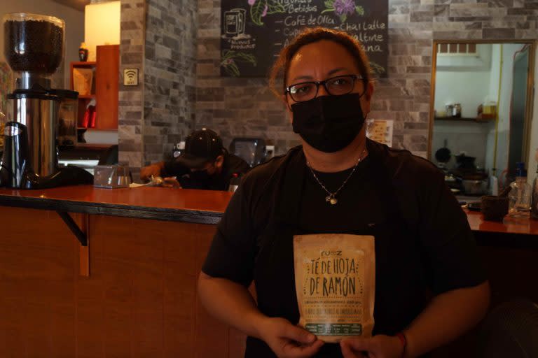 Patricia Vera, gerente de Cafecito de Olla, sosteniendo una bolsa del té de hoja de ramón, del producto Ruez, que elaboran las mujeres de Tres Garantías. Foto: Yanine Quiroz.