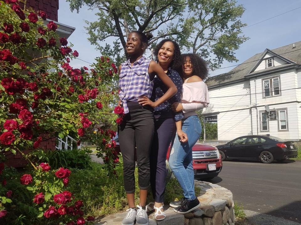 Noemi Hoskins with her daughters