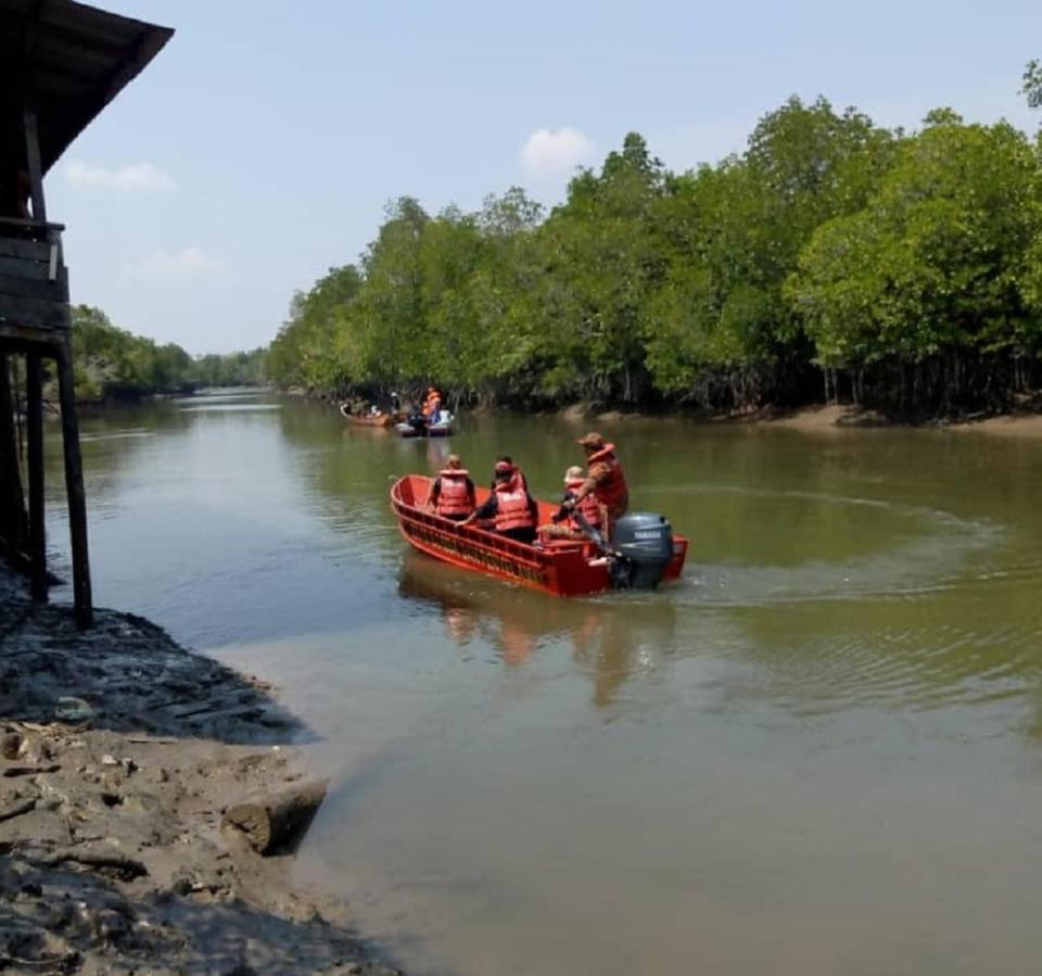 Search and rescue teams looking for Ridwan Jayadi along the crocodile-infested Sungai Stoh, Rambungan in Lundu August 17, 2019. — Picture courtesy of the Lundu Fire and Rescue Department