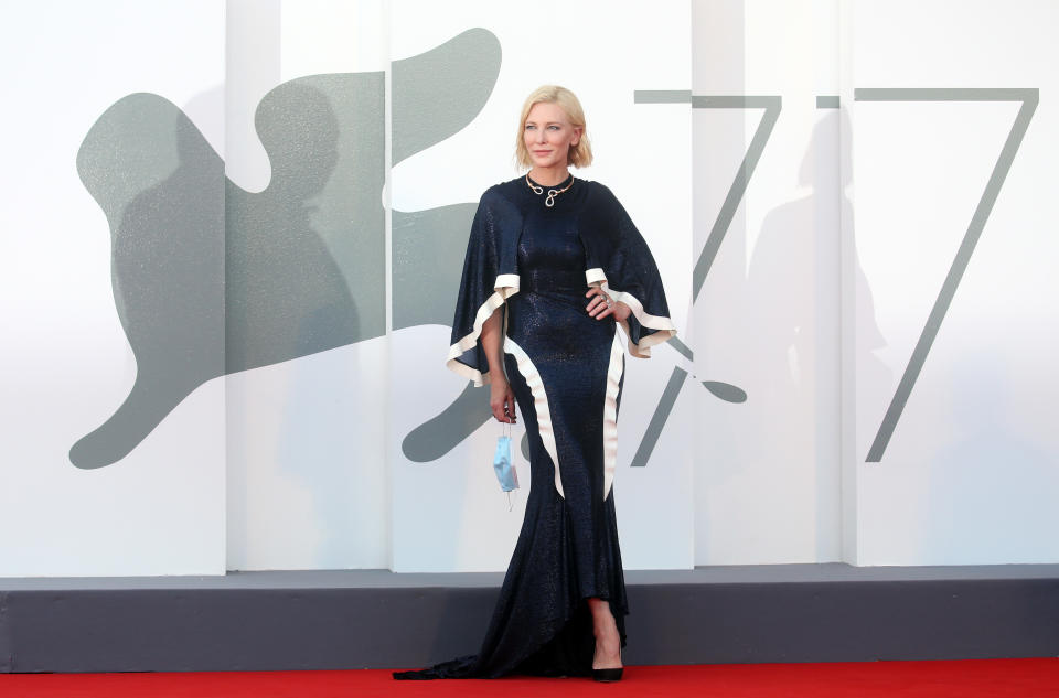 Cate Blanchett ist die Jury-Präsidentin der diesjährigen Filmfestspiele von Venedig, und in Sachen Mode ging sie nicht nur mit viel Stil mit gutem Beispiel voran, sondern auch in Sachen Umweltbewusstsein. Statt Designer-Kleiderschränken plünderte sie ihren eigenen und trug vergangene Red-Carpet-Looks neu auf. Dieses Kleid von Esteban Cortazar hatte sie bereits 2015 bei der Premiere von "Carol" an (Bild: Elisabetta A. Villa/WireImage)