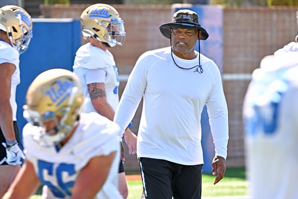 UCLA inside linebackers coach Ken Norton Jr. instructs his players Aug. 18, 2022.