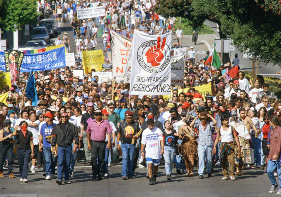 Una manifestación en Berkeley, California, para celebrar el primer Día de los Pueblos Indígenas en esa ciudad, en 1992. (AP Photo/Paul Sakuma)