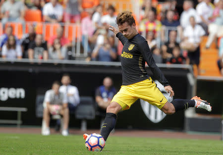 Football Soccer - Spanish Liga - Valencia v Atletico Madrid - Mestalla Stadium - Valencia, Spain - 2/10/16. Atletico Madrid's Antoine Griezmann kicks a penalty. REUTERS/Heino Kalis