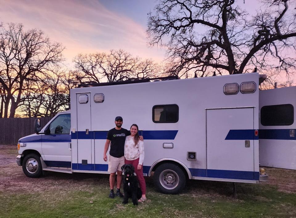 Seth und Christy lebten 18 Monate lang mit ihrem Hund Atlas in einem umgebauten Krankenwagen. - Copyright: Seth und Christy Jacob, Business Insider