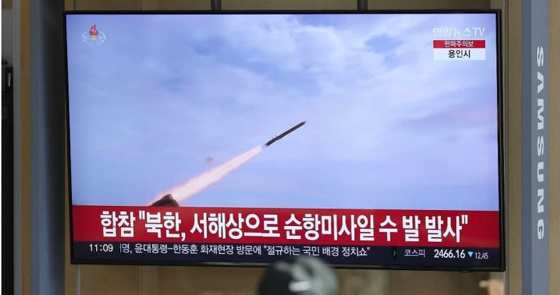 韓國首爾火車站的新聞節目中，電視螢幕上顯示了有關北韓巡航飛彈的報導。韓國軍方表示，北韓向附近海域發射了幾枚巡航飛彈。（圖／達志／美聯社）