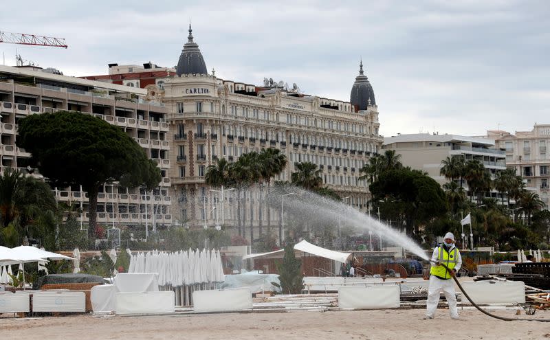 FOTO DE ARCHIVO: Un equipo de desinfección rocía desinfectante para limpiar la playa de la Croisette en Cannes