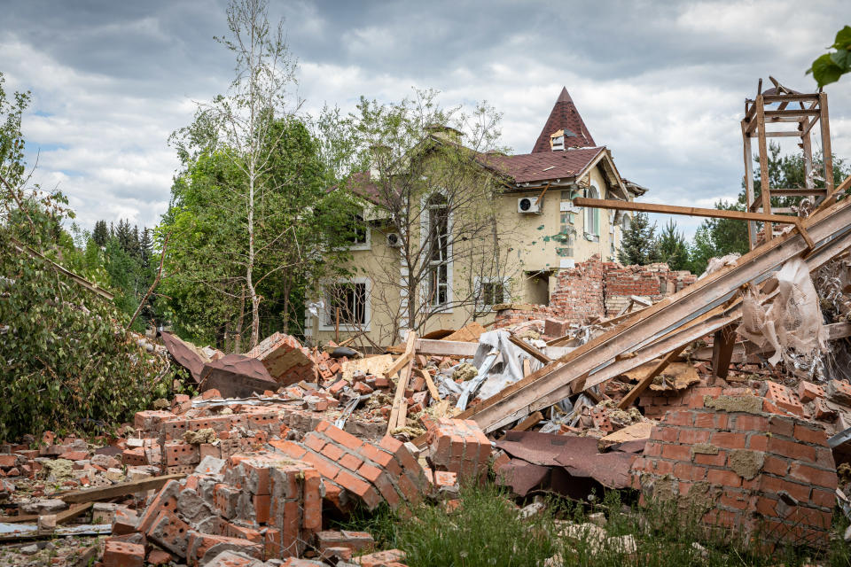 Die Ruinen eines von Russland zerstörten Gebäudes im Donbass. (Bild: Alex Chan Tsz Yuk/SOPA Images/LightRocket via Getty Images)