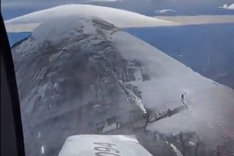 Una particular imagen del volcán Lanín