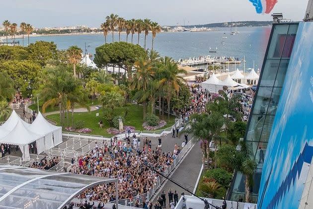 <p>La Patrouille de France au-dessus du Palais des Festivals, lors de la montée des marches de Tom Cruise et l'équipe de «Top Gun: Maverick».</p>