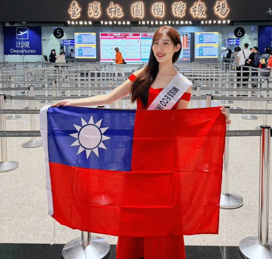 ▲呂婕瑜出發前往埃及開羅參賽前，在台灣桃園國際機場持國旗拍照紀念，宣示為國爭光的決心。