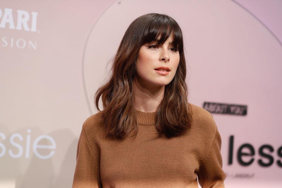 Volles Haupthaar: Bei einer Fashion Show im September 2021 war die Haarwelt von Lena Meyer-Landrut noch in Ordnung. Ein halbes Jahr später fielen ihr die Haare aus - eine Folge von Long Covid. (Bild: 2021 Getty Images/Gerald Matzka)