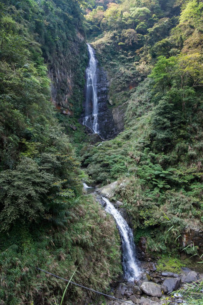 竹崎觀音瀑布空拍視角美翻天，吸引遊客前往探幽。﹙記者張誼翻攝﹚