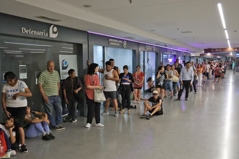 Largas colas para registrar la tarjeta SUBE en la Estación Constitución