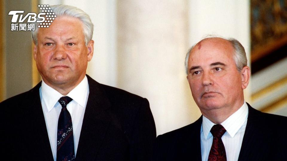 戈巴契夫（右）與政治對手、時任俄羅斯總統葉爾欽。（圖/達志影像路透社）