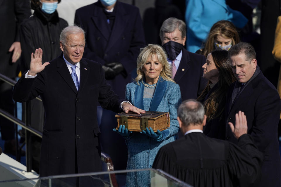 Joe Biden jura como presidente de EEUU acompañado de su esposa Jill, en ceremonia el 20 de enero de 2021 en Washington DC. (Getty Images)