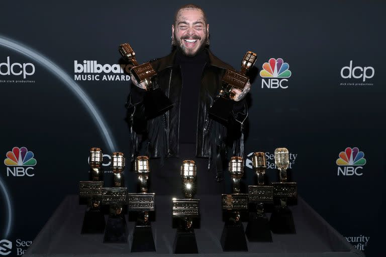 Post Malone posa con premios en los 2020 Billboard Music Awards transmitidos el 14 de octubre de 2020 en el Dolby Theatre en los Ángeles, California, EE. UU.