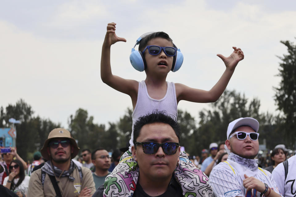 Óscar Pérez y su hijo Óscar en el Festival Vive Latino en la Ciudad de México el domingo 17 de marzo de 2024. (Foto AP/Ginnette Riquelme)