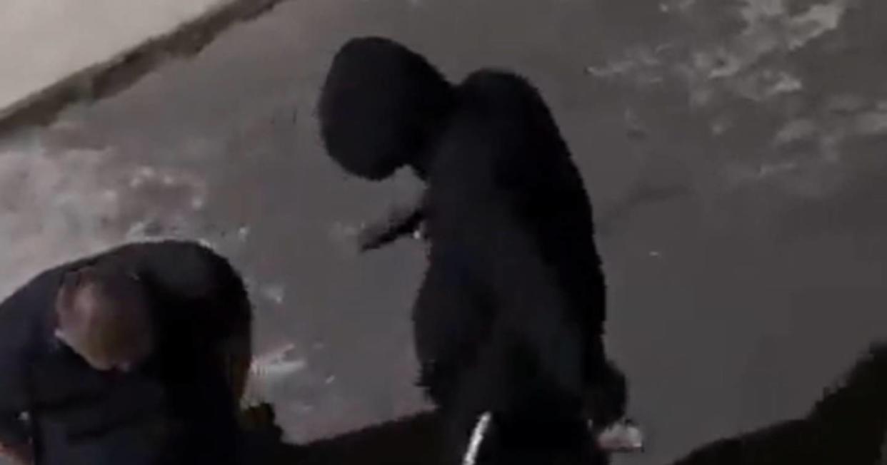 En CDMX un ladrón hizo que víctima se arrodillara. Foto: Captura de video X vía @Grupo_Marmor