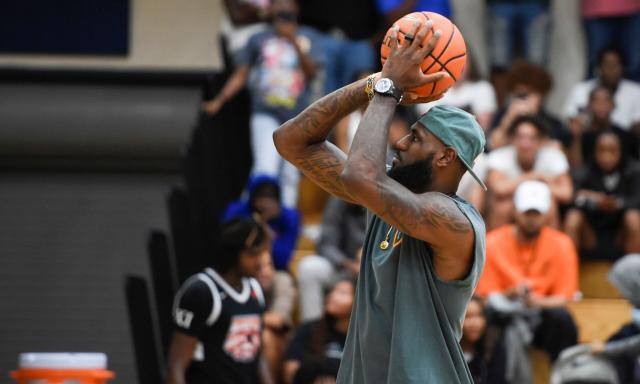 LeBron James, NBA stars play in Seattle-based CrawsOver pro-am