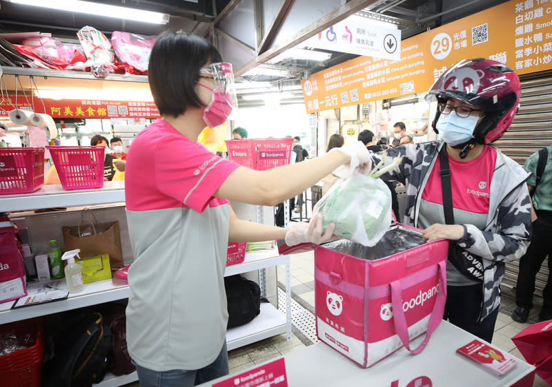 一名外送員感嘆穿著制服點餐時遭店員差別待遇。（示意圖：中央社）