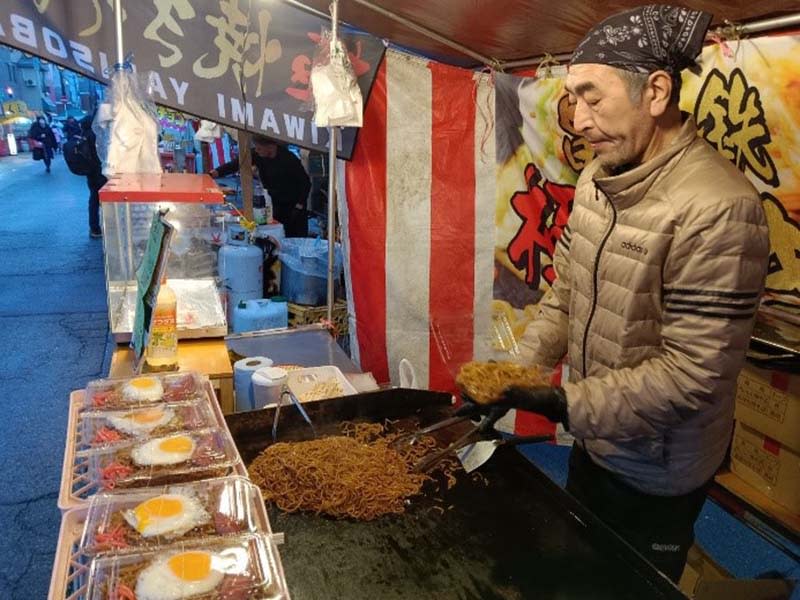 橫手炒麵能在鐵板燒上「大量複製」，這種能夠「量產化」的製程，讓它成功了降低末端售價。