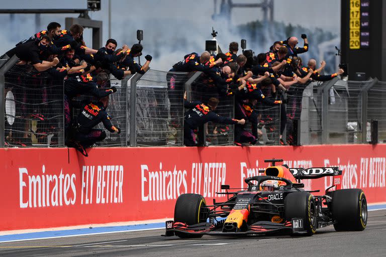 Los miembros del equipo de Red Bull celebran la victoria de Max Verstappen en el reciente Gran Premio de Francia de Fórmula 1; el neerlandés suma 26 podios con Honda, a cuatro del récord de Ayrton Senna