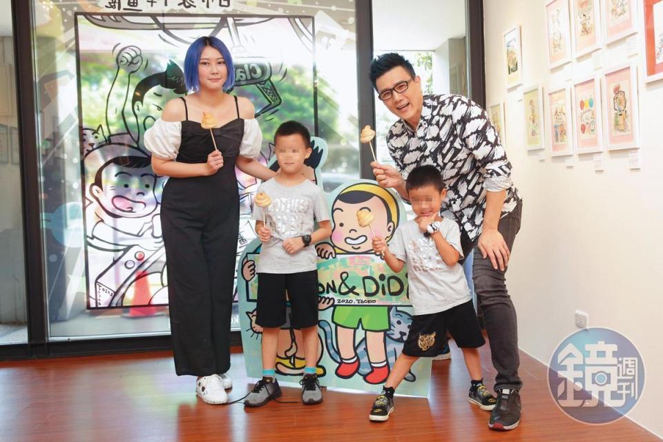 蔣偉文2020年首次舉辦個人插畫展，老婆高詠淳帶著2個兒子到場站台。