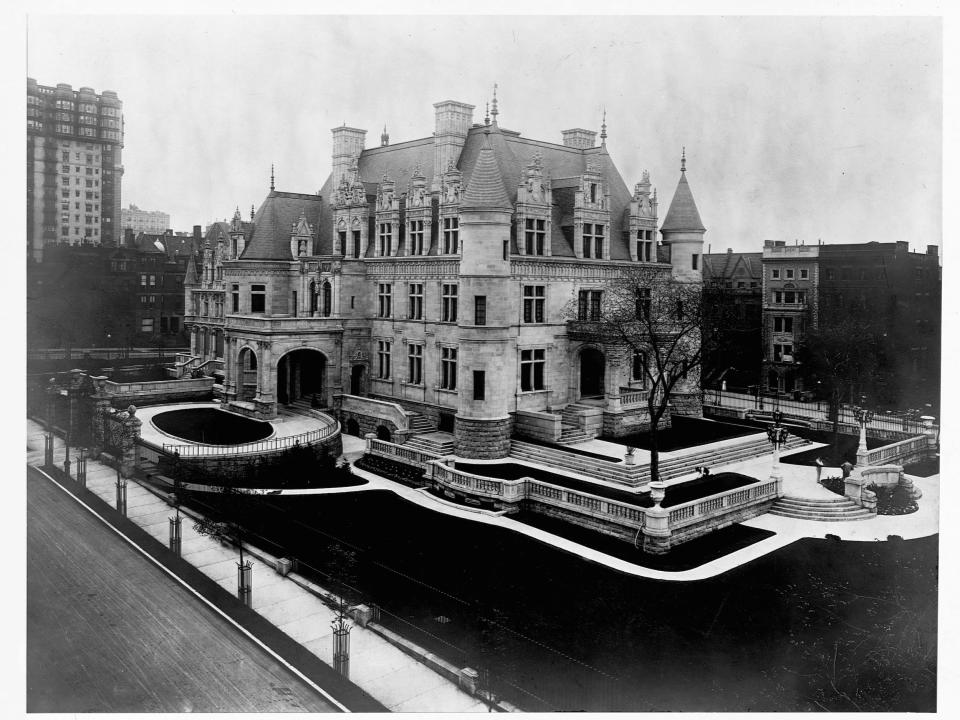 An exterior shot of Charles Schwab’s mansion in 1907.