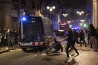 Le immagini della seconda notte di manifestazioni contro le restrizioni anti-Covid a Barcellona, sabato 31 ottobre. Una ventina di persone è risultata ferita, e altrettante sono state arrestate. (AP Photo/Emilio Morenatti)