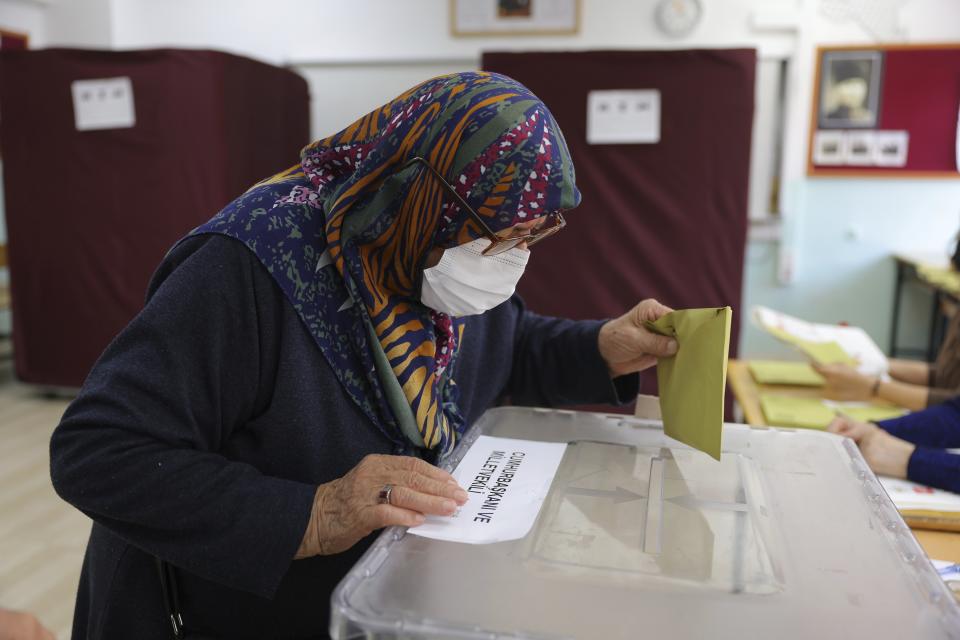 Una mujer deposita su sufragio en un centro de votación el domingo 14 de mayo de 2023, en Ankara, Turquía. (AP Foto)