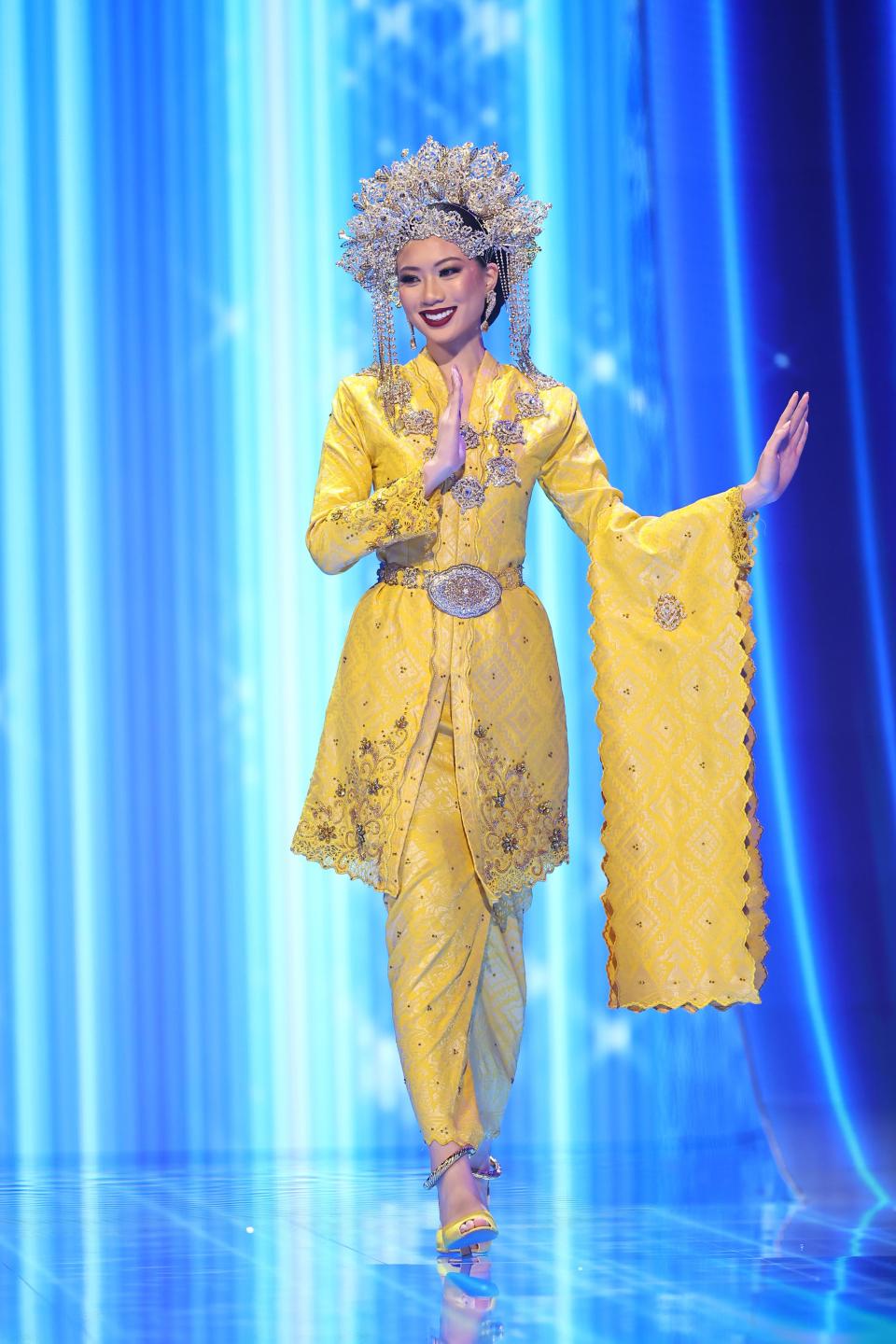 Un elegante traje que lució Miss Malasia, Serena Lee. (Héctor Vivas/Getty Images)