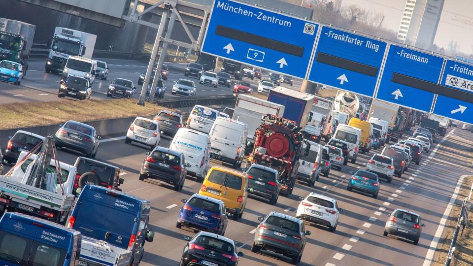 Auch wenn die Autobahn voll scheint: Durch die Pandemie hat sich die Nutzung des eigenen Pkws, sowie von Bussen und Bahnen verändert.