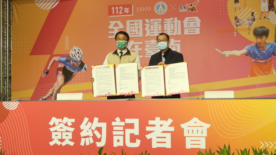 黃偉哲市長(左)與體育署署長張少熙簽訂全國運動會主辦權合約