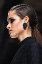 <p>No tienes que trenzar tu cabello totalmente. Bien puedes optar por tres trenzas de raíz unidas en una coleta alisada. Otra propuesta vista en la pasarela de otoño-invierno de Balmain. <em>Foto: Pascal Le Segretain/Getty Images </em> </p>