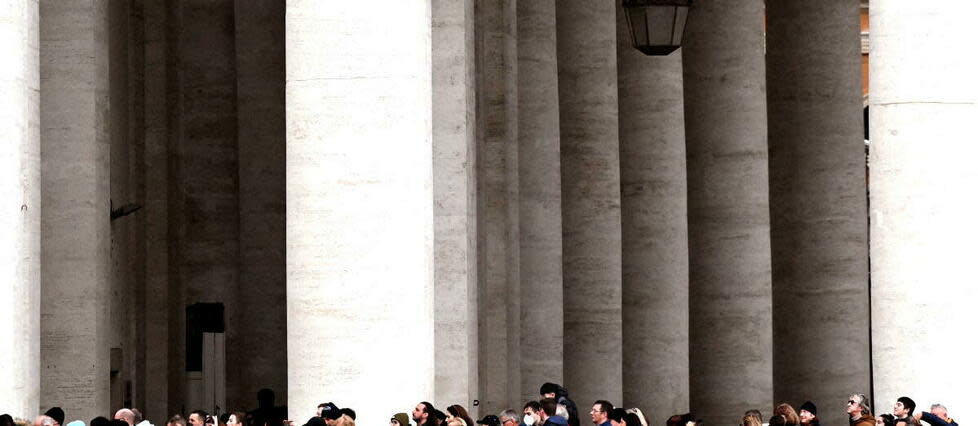 Environ 65 000 personnes ont patienté, lundi 2 janvier 2023, pour rendre un dernier hommage au pape Benoît XVI à la basilique Saint-Pierre.  - Credit:TIZIANA FABI / AFP