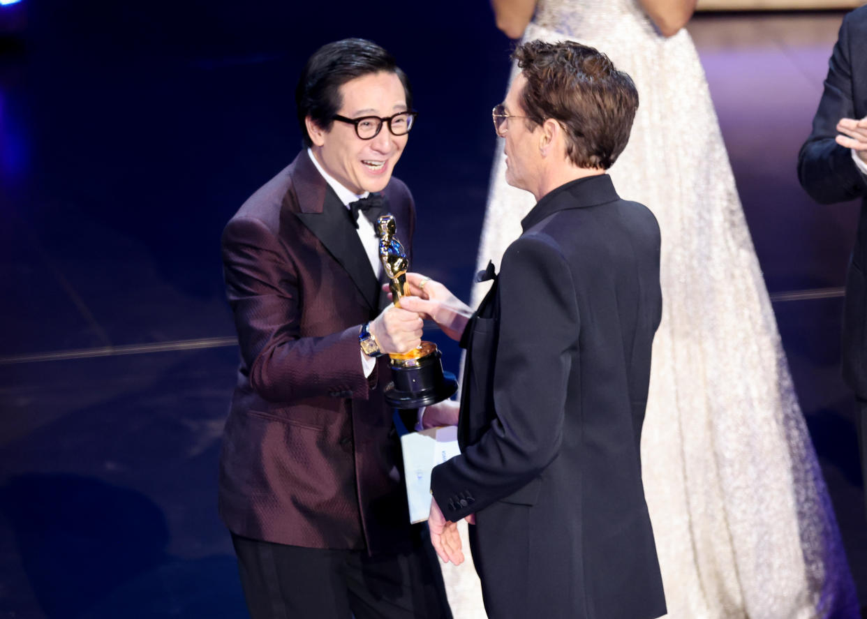 Robert Downey Jr. no pareció registrar a Ke Huy Quan cuando le entregó el Oscar a Mejor actor de reparto en la 96 ceremonia de los premios de la Academia. (Foto de Rich Polk/Variety via Getty Images)