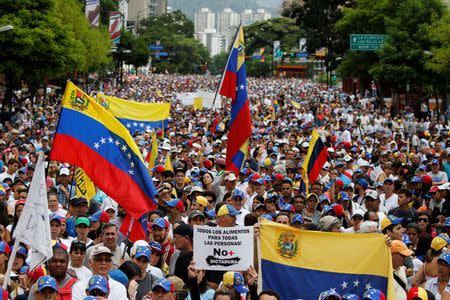 Opositores al Gobierno de Nicolás Maduro en Venezuela en una marcha por las calles de Caracas, mayo 1, 2017. Miles de venezolanos se concentraban el lunes para marchar, unos a favor y otros en contra del Gobierno socialista de Nicolás Maduro, en una jornada que marca un mes de protestas que han cobrado la vida de 29 personas. REUTERS/Carlos Garcia Rawlins