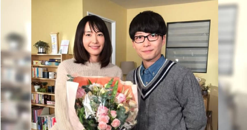 新垣結衣與星野源才剛結婚就「分居」，讓許多網友感到相當好奇。（圖／翻攝自月薪嬌妻官方Twitter）