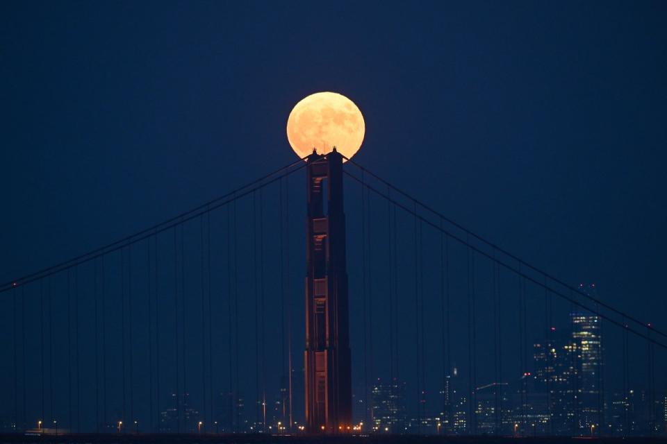 The super blue moon rises over the Golden Gate Bridge in San Francisco on Aug. 30, 2023. <span class="copyright">Tayfun Coskun—Anadolu Agency/Getty Images</span>