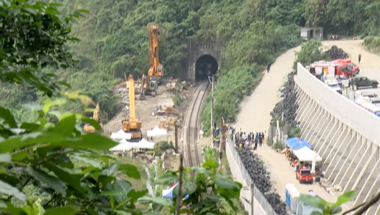 台鐵太魯閣出軌事故，因為邊坡缺乏防護措施，釀成重大死傷。（圖／東森新聞）